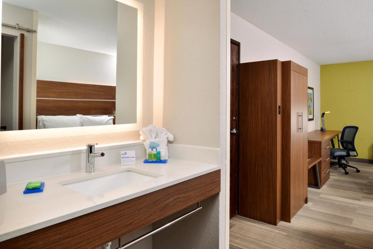 Holiday Inn Express Hotel & Suites North Kansas City By Ihg Exterior foto